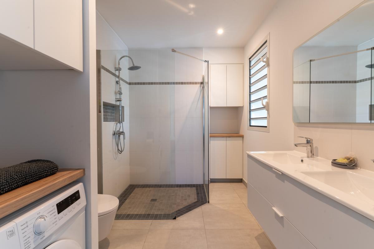 salle-d-eau-avec-douche-appartement-t2-diamant