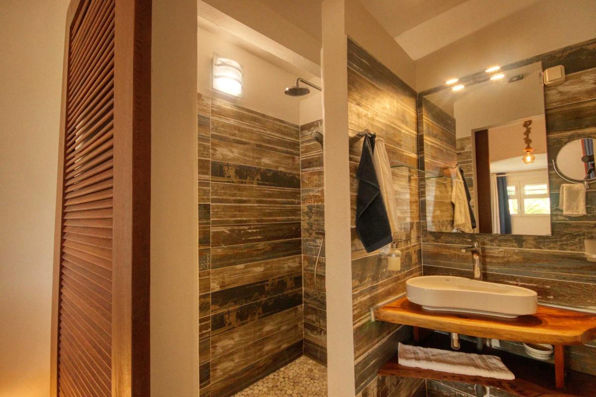 32-Villa-splendide-vue-mer-tartane-trinité-chambre-3-et-salle-d'eau-douche