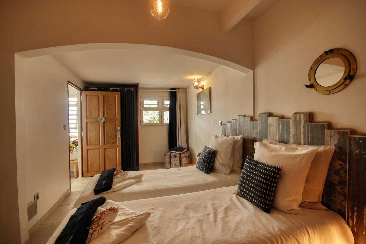 30-Villa-splendide-vue-mer-tartane-trinité-chambre-3-et-salle-d'eau-douche-lits