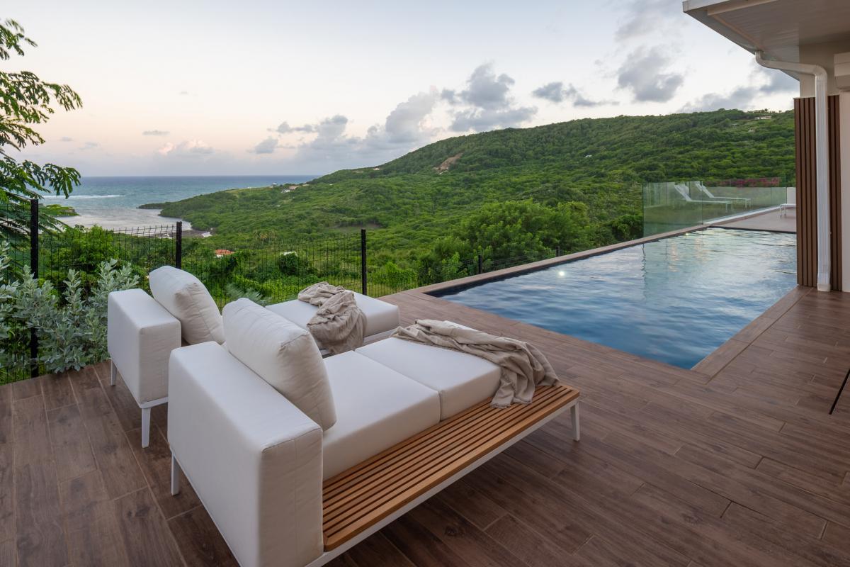 8-Location-villa-Martinique_-Marin-_-piscine-et-transats