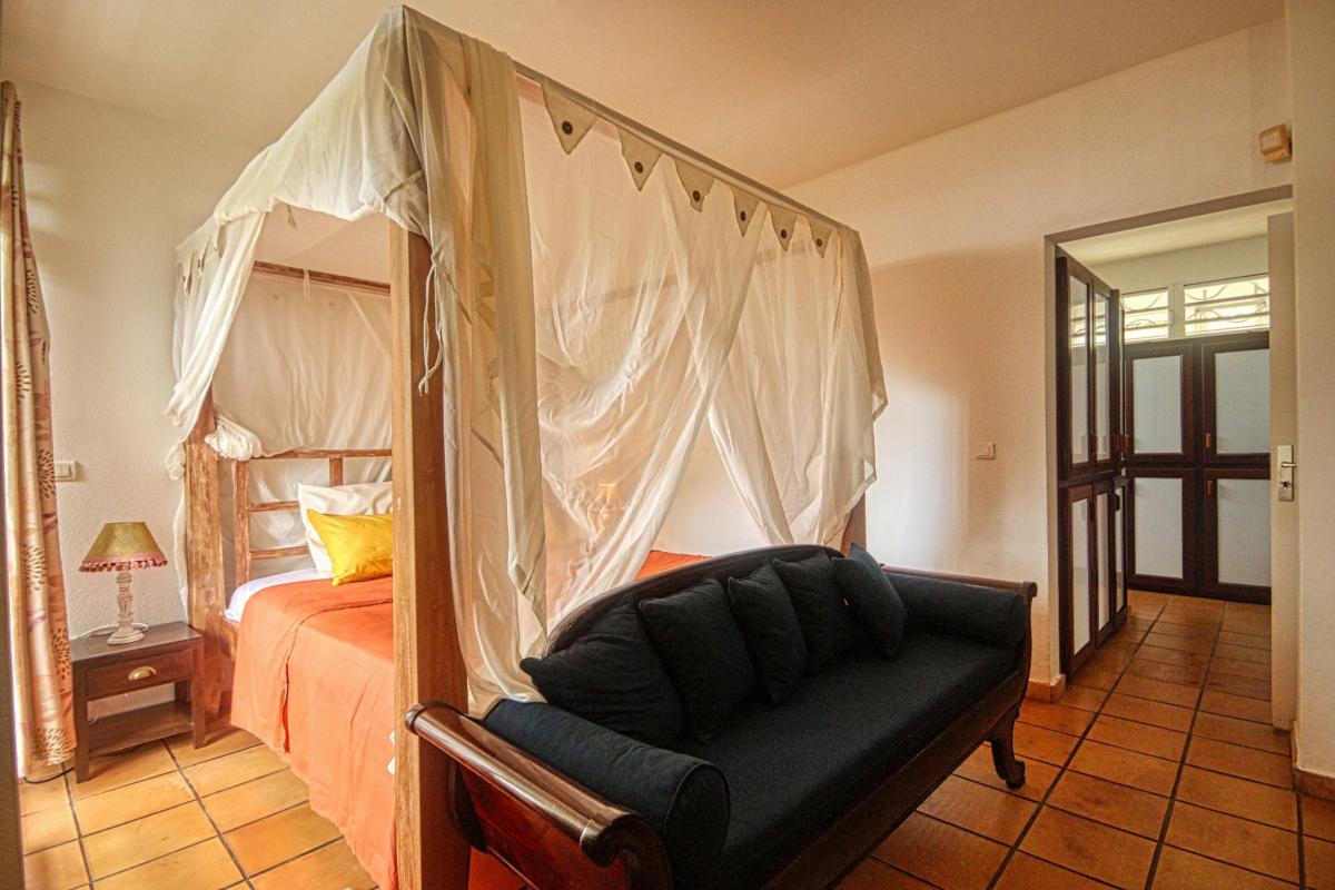 12-Location-villa-Martinique_-Case-Pilote_-Chambre-1-canapé-et-lit