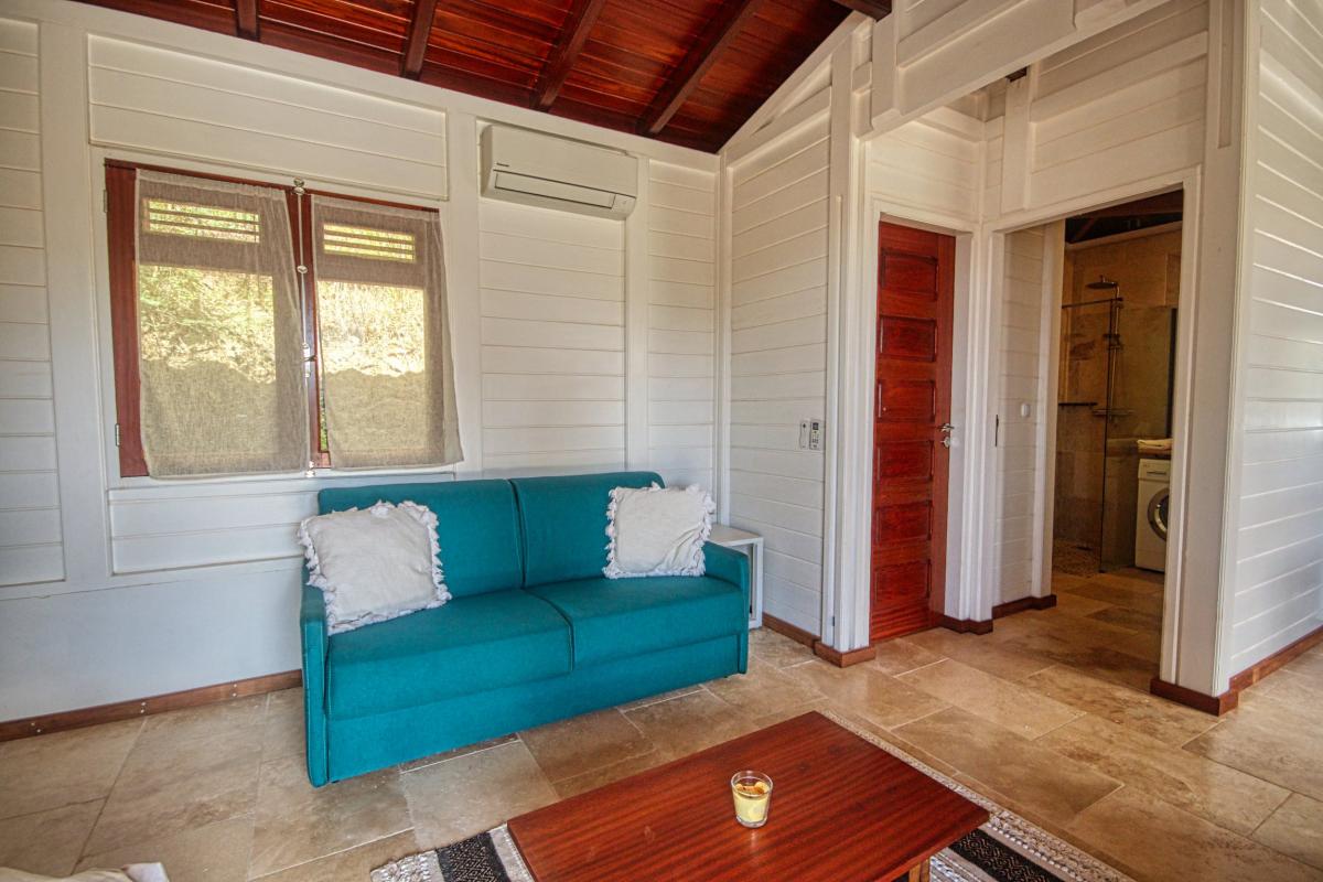 11-Location-villa-Martinique_Anses-d'Arlet_-salon-et-salle-d'eau