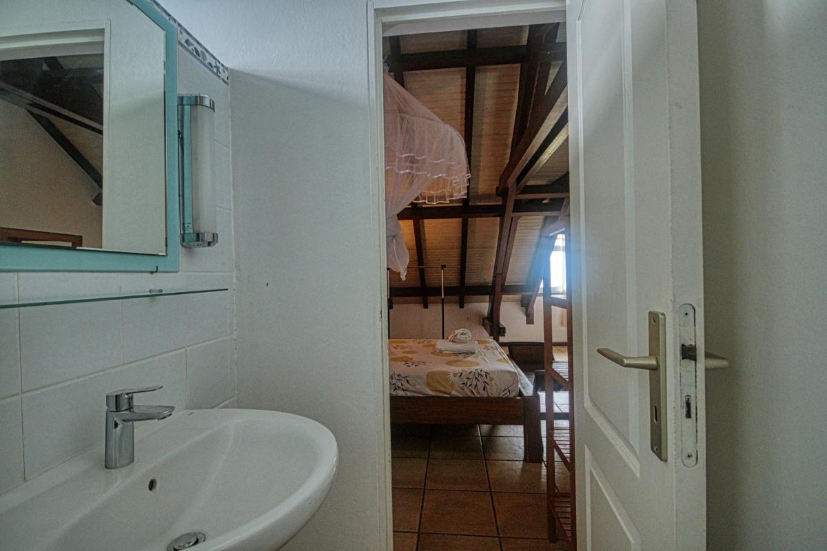 19-Location-villa-Martinique_-Case-Pilote_-Chambre-2-salle-d'eau-3