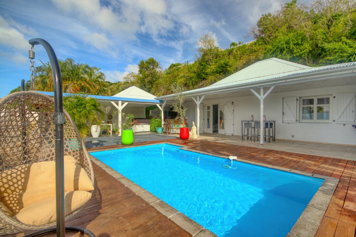 5-Location-villa-Martinique_-Terrasse-piscine-et-fauteuils