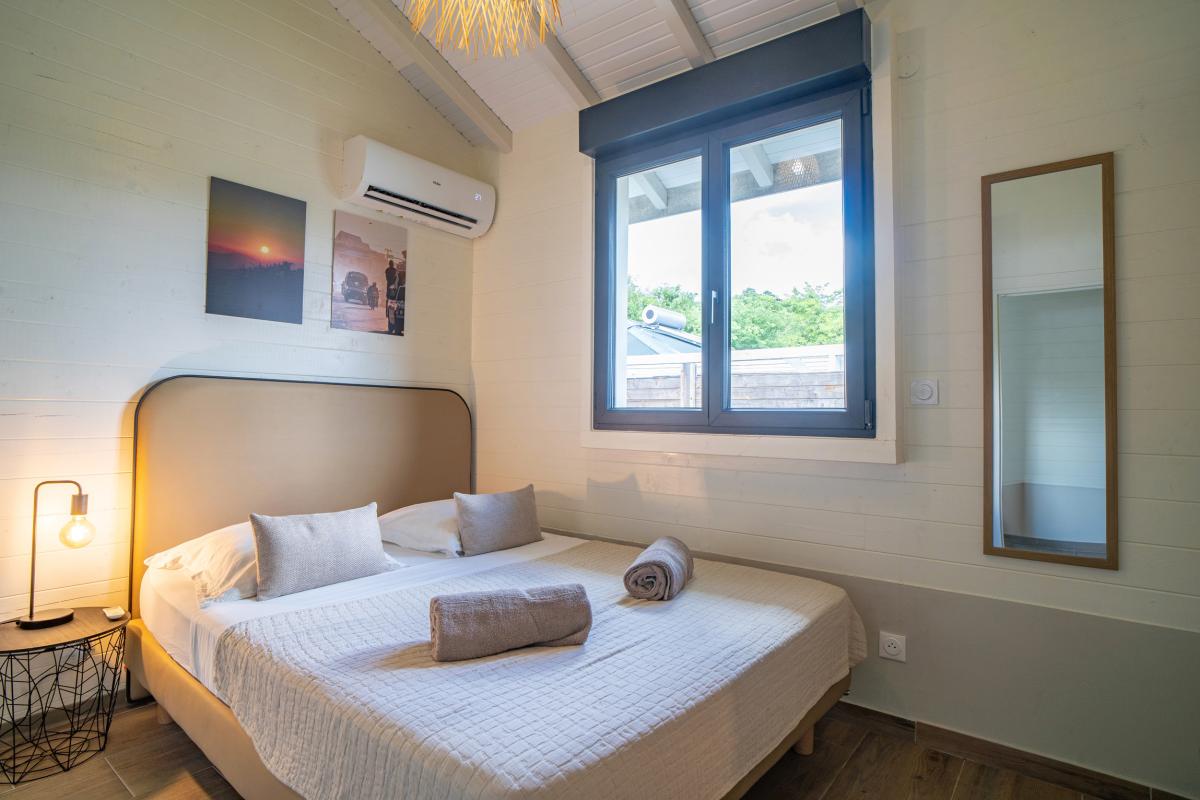 11-Location-villa-piscine-le-diamant-martinique-chambre-1