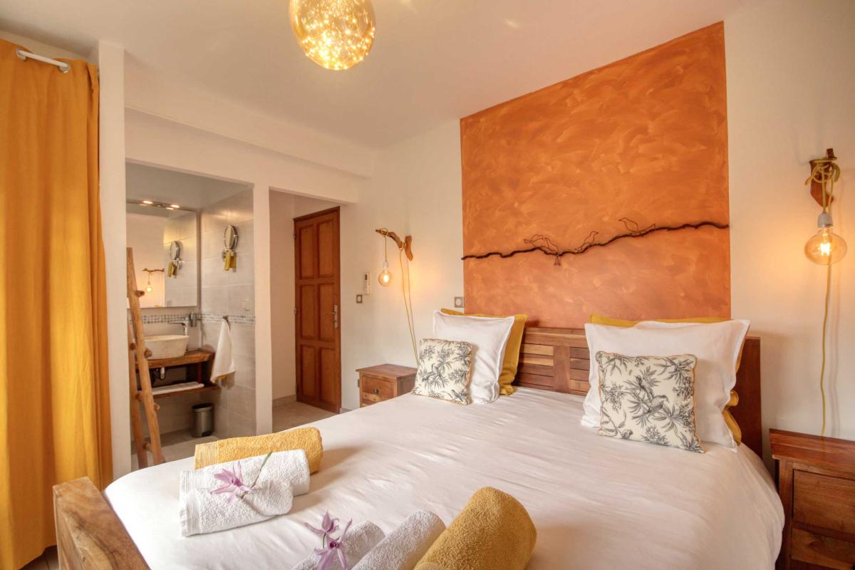 24-Villa-splendide-vue-mer-tartane-trinité-chambre-2-et-salle-d'eau-lit
