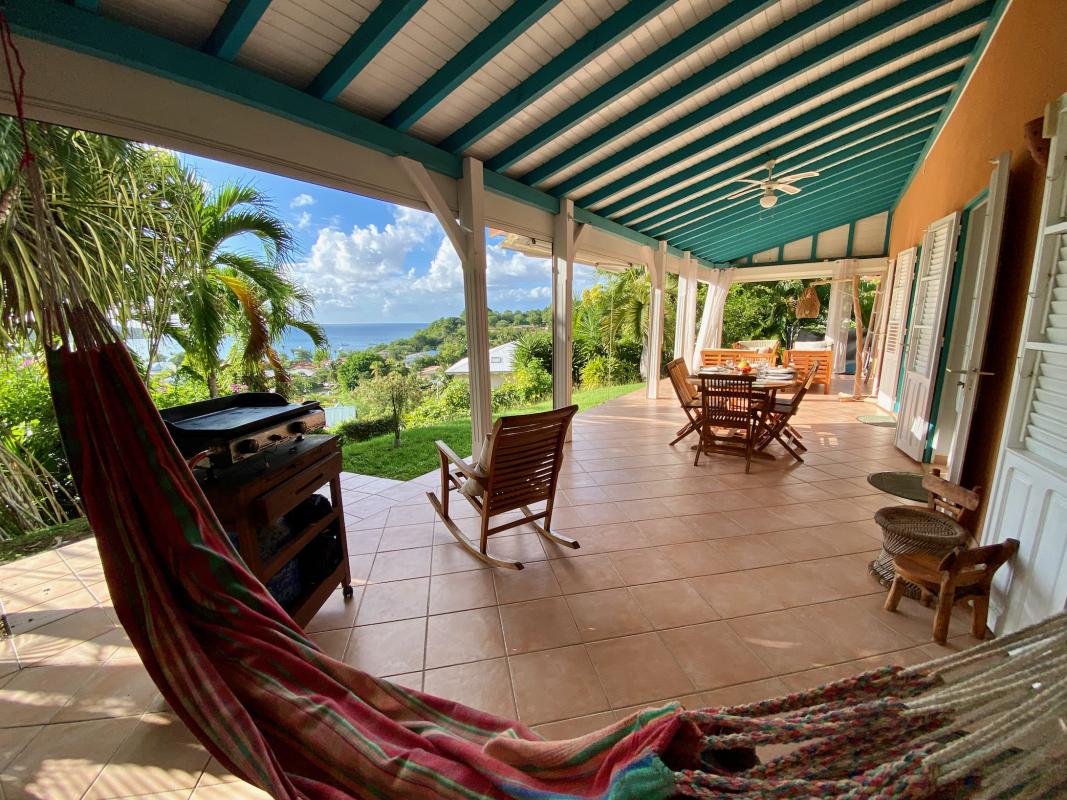 varangue-couverte-salon-de-jardin-vue-mer-martinique