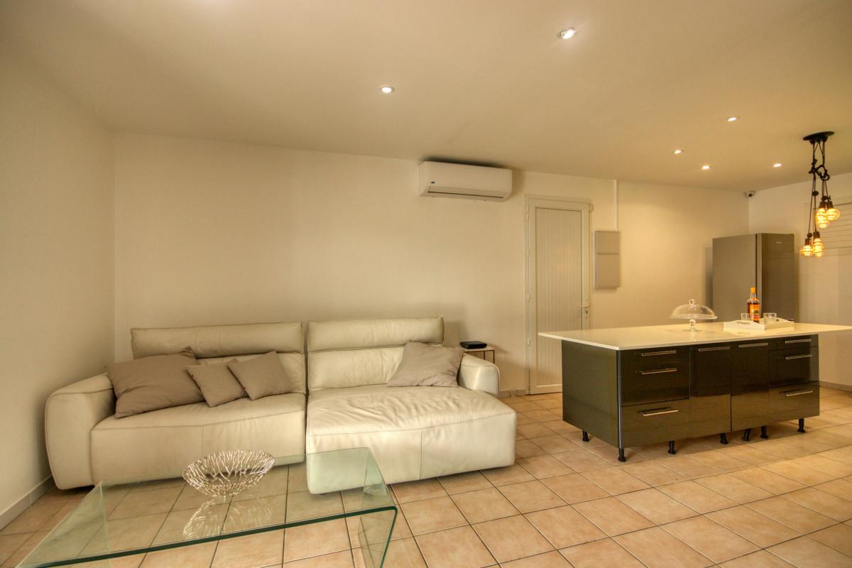 9-Location-villa-Martinique_Salon-canapé