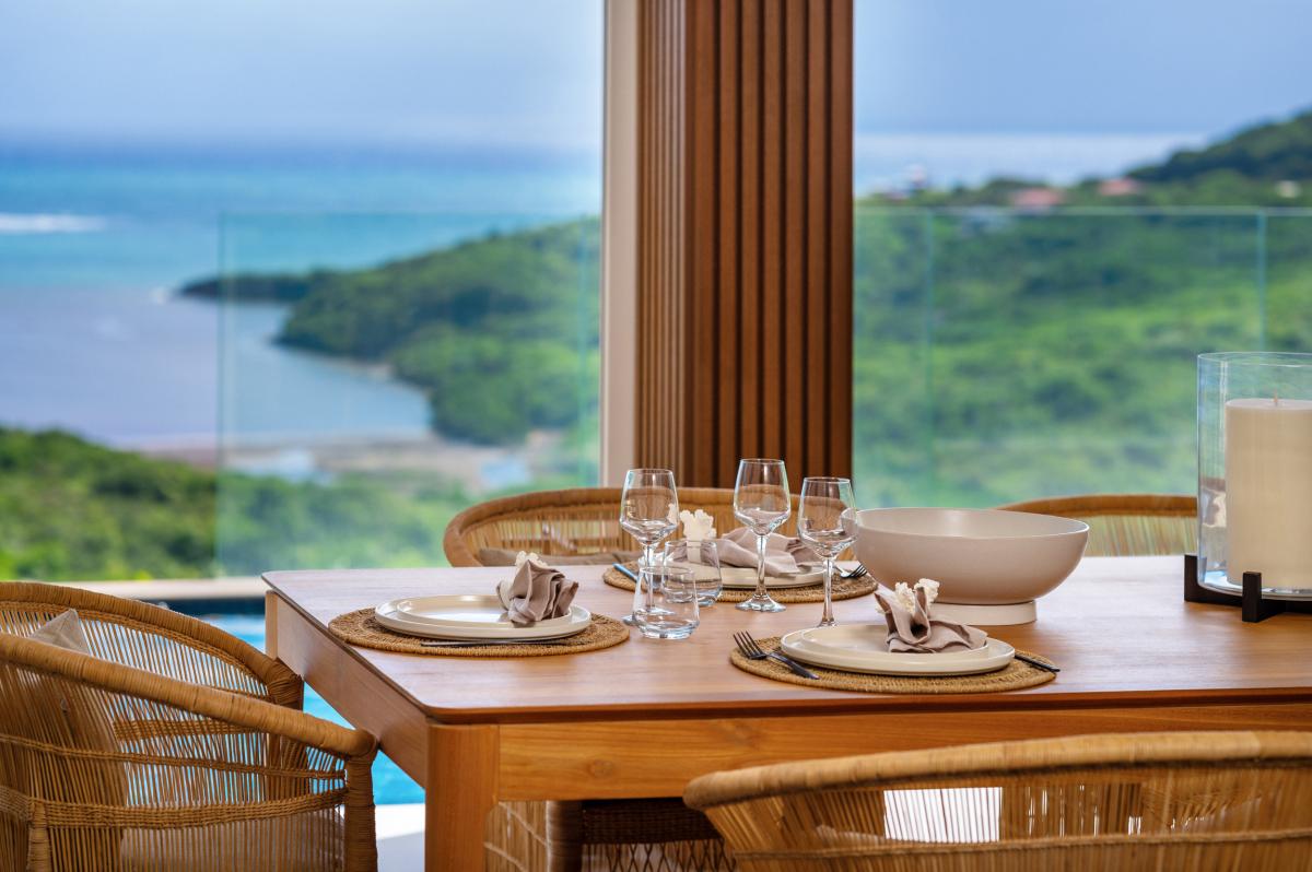 9-Location-villa-Martinique_-Marin-_-extérieur-table-à-manger-vue-proche
