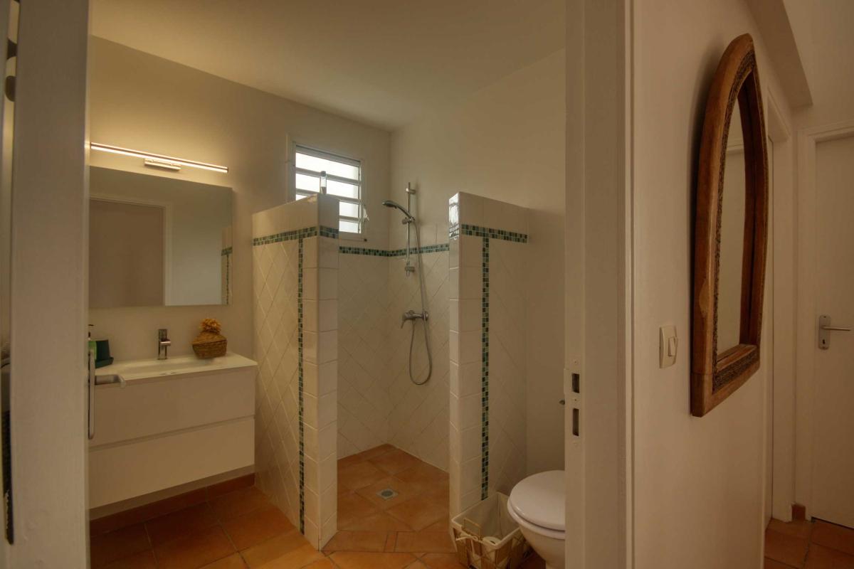 17-Location-villa-le-diamant-martinique-plage-à-pied_la-salle-d-eau-2