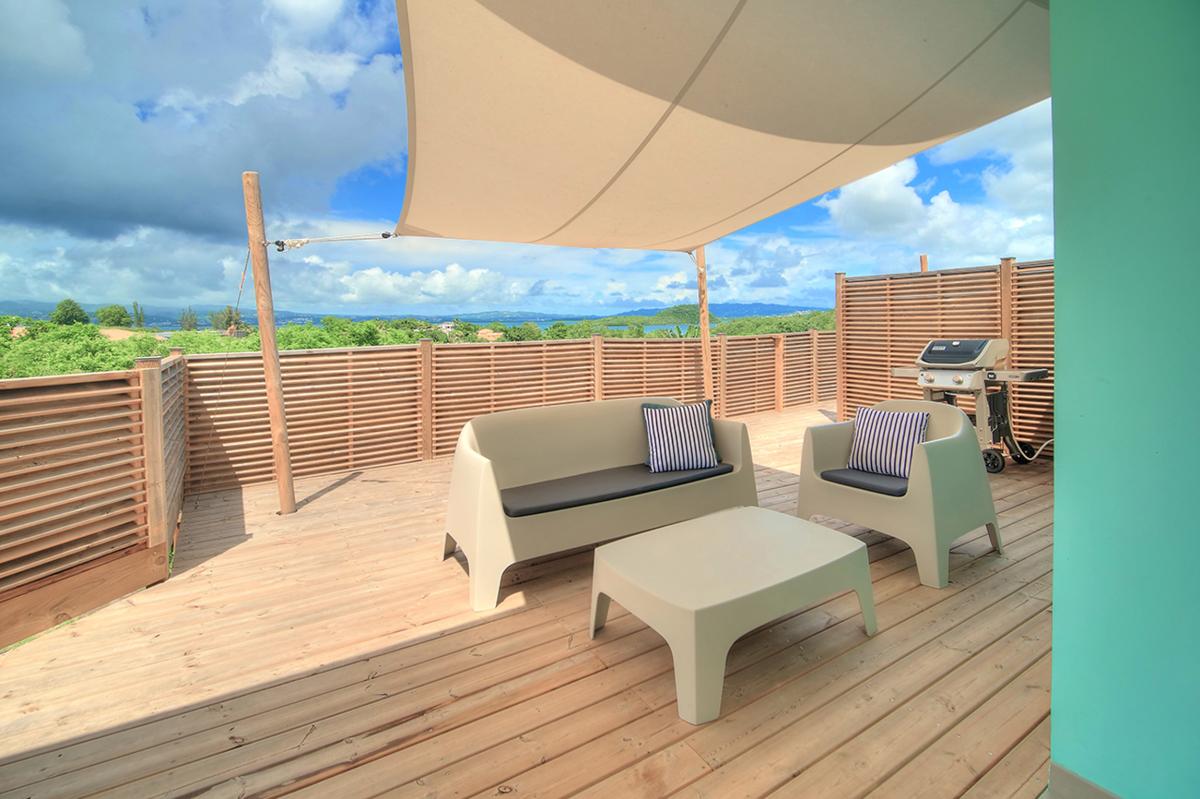 5-Location-villa-les-trois-ilets-piscine-vue-mer-martinique_le-salon-extérieur