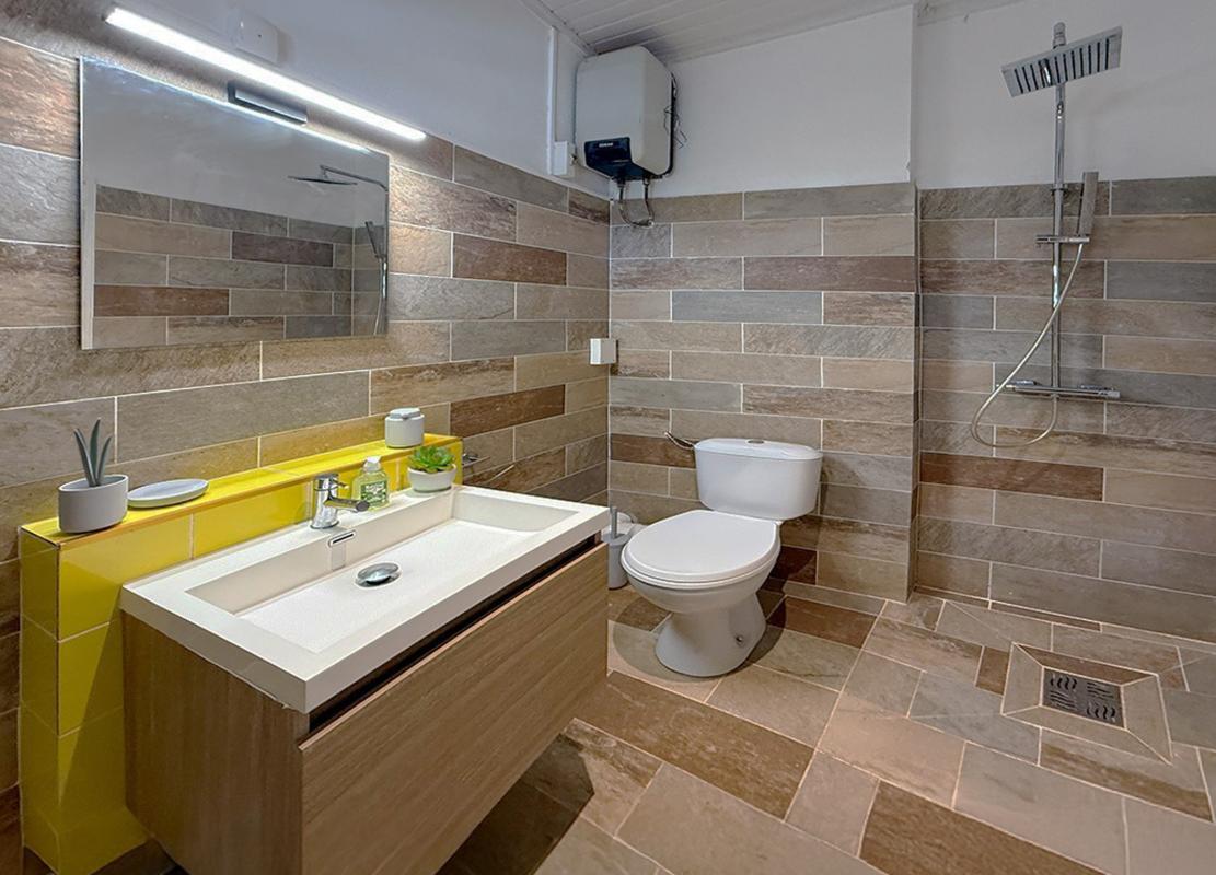 Location-villa-7-chambres-Anses-Arlet-Martinique---Salle-d'eau-chambre-1