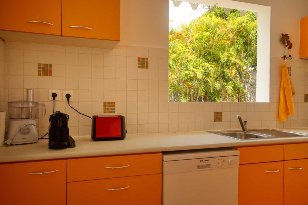11-Location-villa-le-diamant-martinique-plage-à-pied_-cuisine