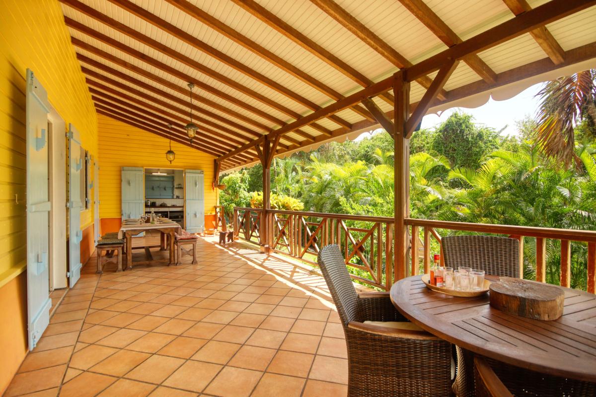 6-Villa-rivière-salée-Martinique-terrasse-table-à-manger-et-cuisine-V2