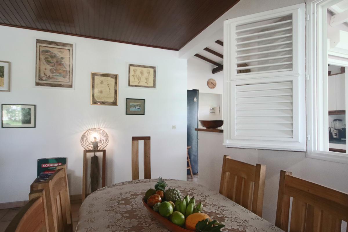 13-Location-villa-martinique_Table-à-manger-à-interieur