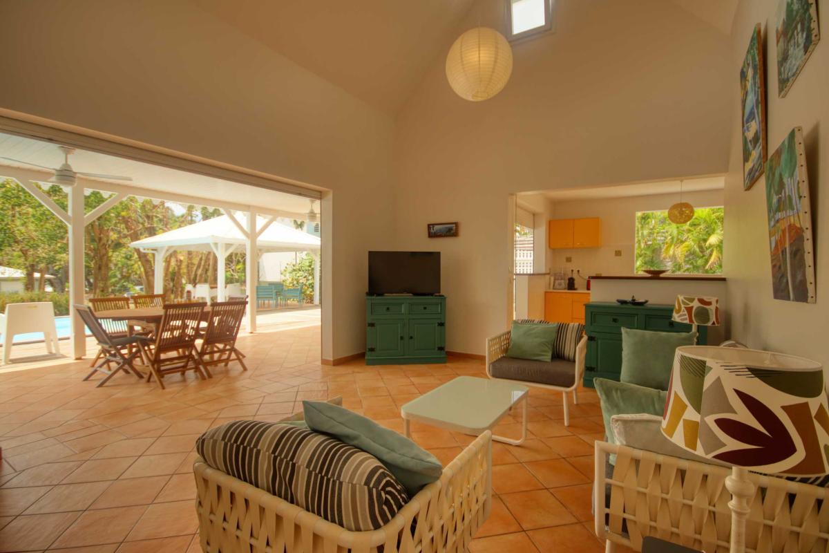 7-Location-villa-le-diamant-martinique-plage-à-pied_-salon-intérieur