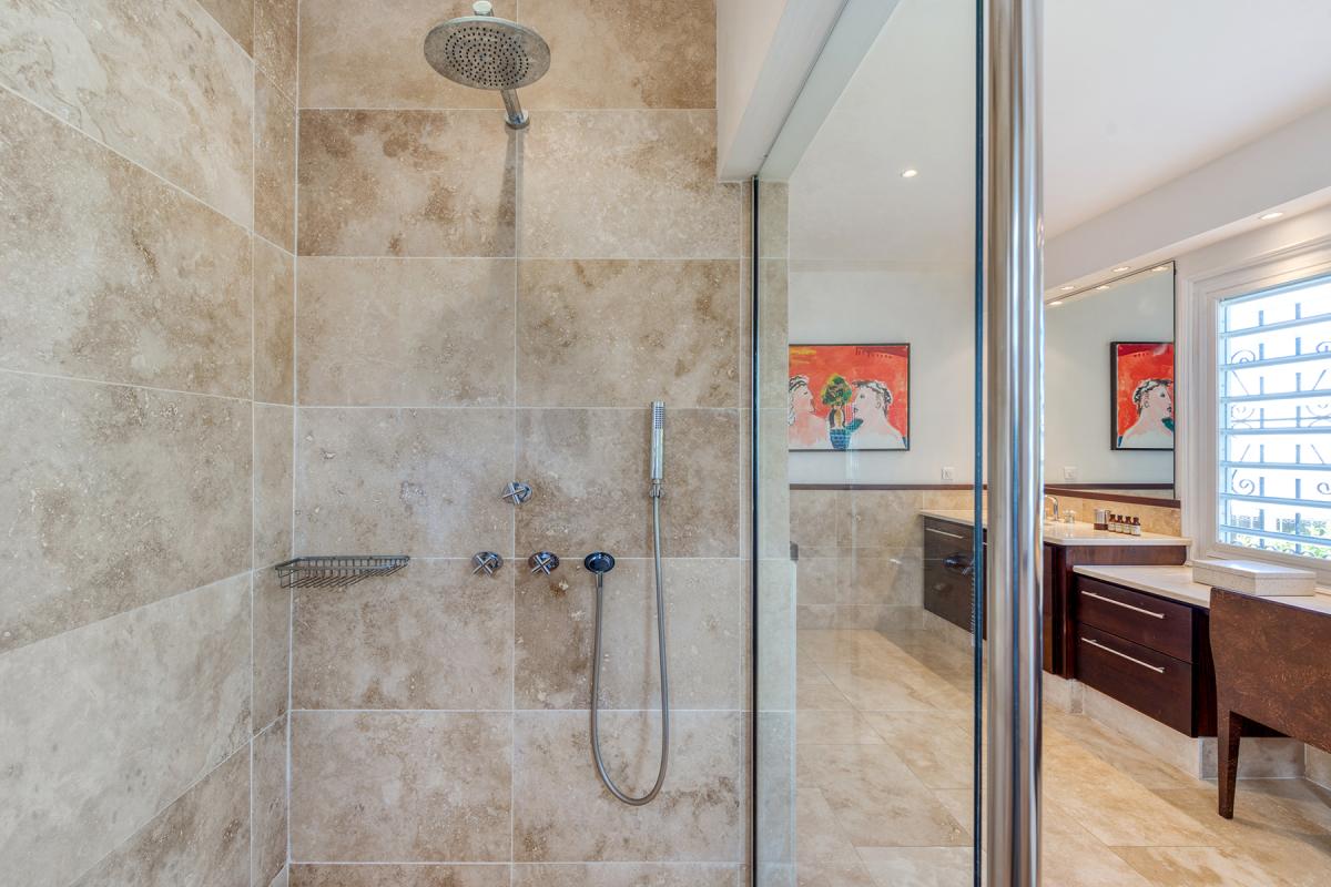 21_LaHacienda-Bathroom1