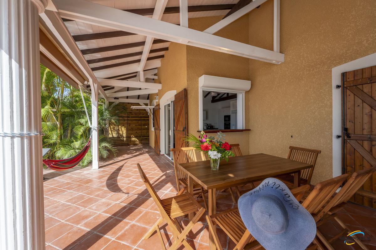 espace-repas-terrasse-villa-martinique