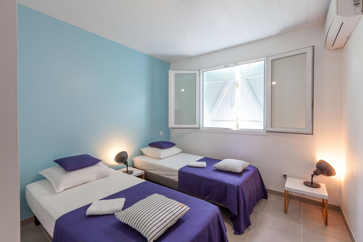 19-Location-villa-les-trois-ilets-piscine-vue-mer-martinique_-chambre-2-lit-simpless
