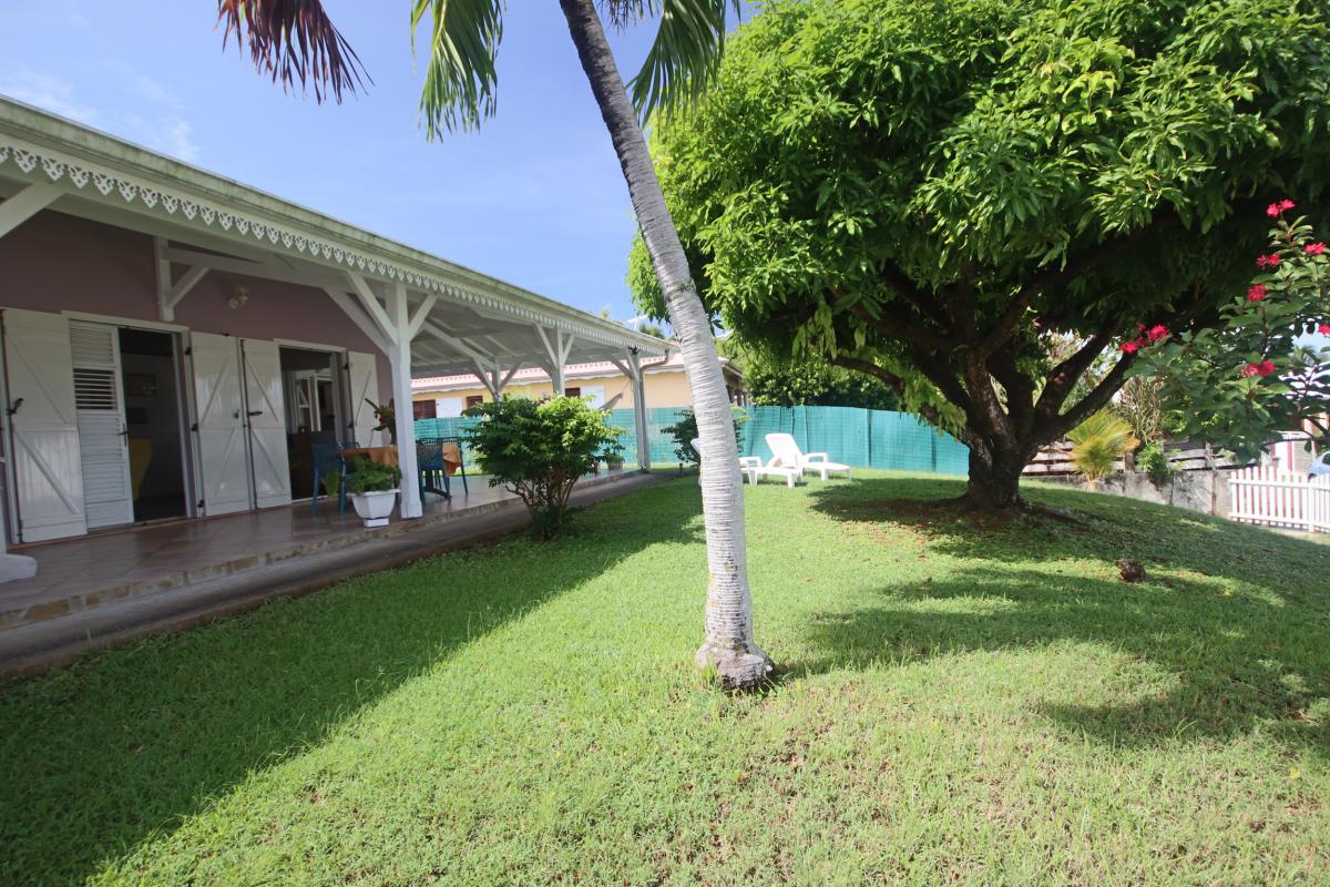 2-Location-villa-martinique_-Maison-vue-d'ensemble-via-jardin
