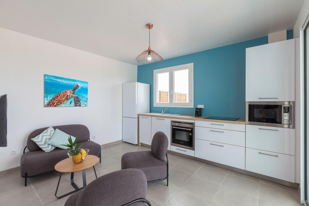 7-Location-villa-les-trois-ilets-piscine-vue-mer-martinique_cuisine-salon