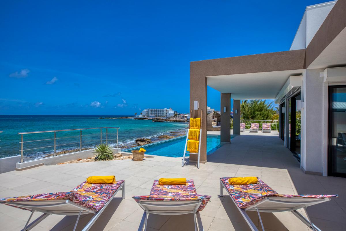 Location villa Alma 4 chambres 8 personnes avec piscine les pieds dans l'eau Beacon Hill Saint Martin