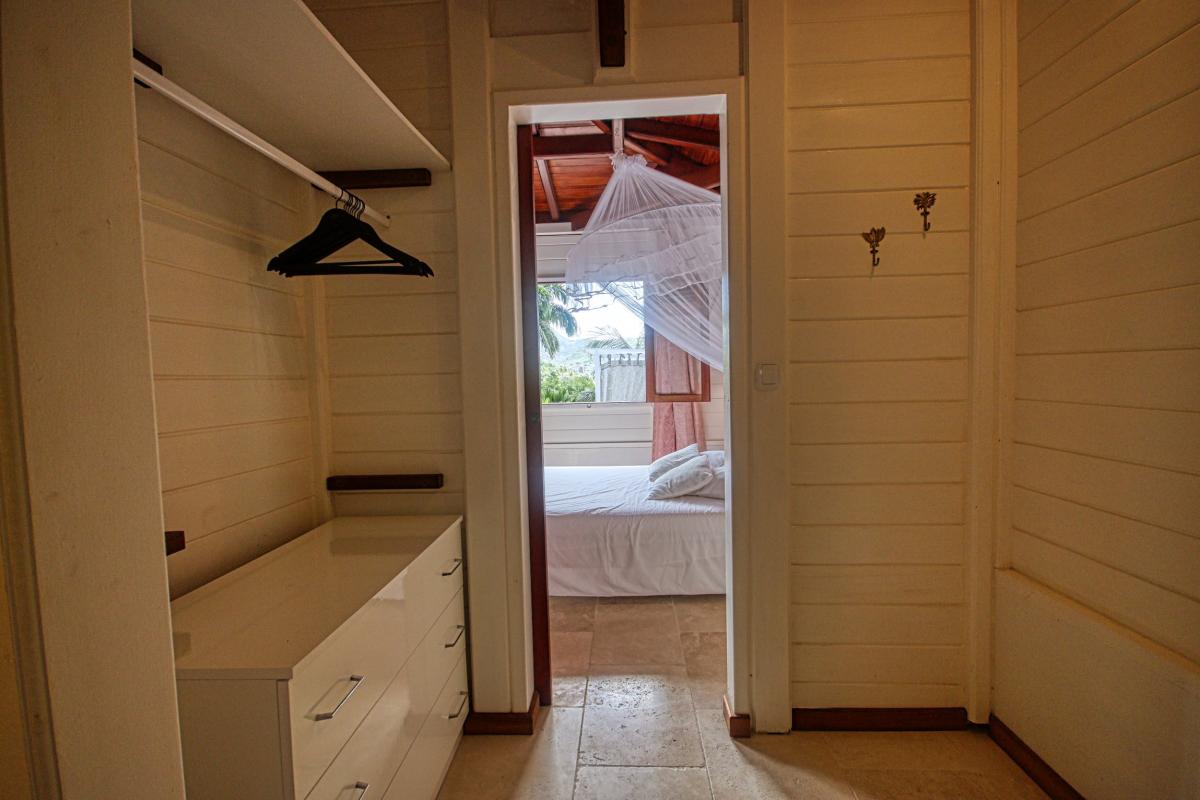 17-Location-villa-Martinique_Anses-d'Arlet_-chambre-1-dressing