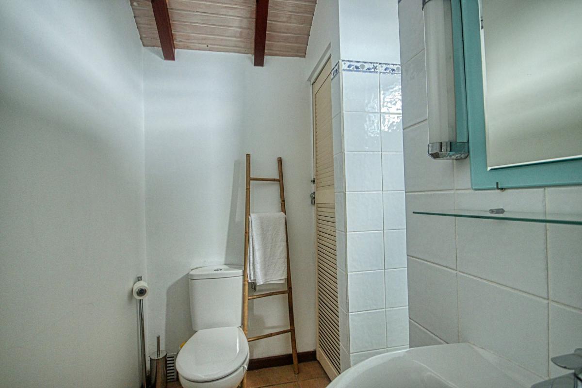 20-Location-villa-Martinique_-Case-Pilote_-Chambre-2-salle-d'eau-wc-2