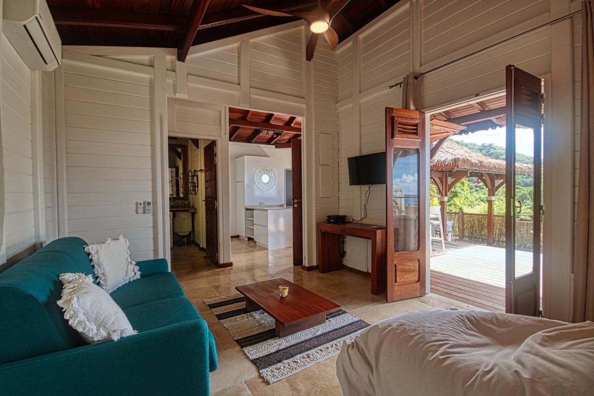 10-Location-villa-Martinique_Anses-d'Arlet_-salon-et-cuisine