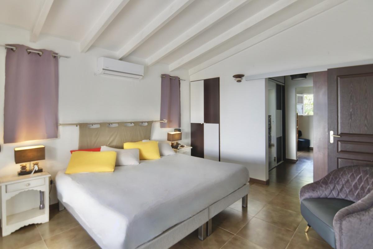 chambre-master-lit-king-size-vue-mer