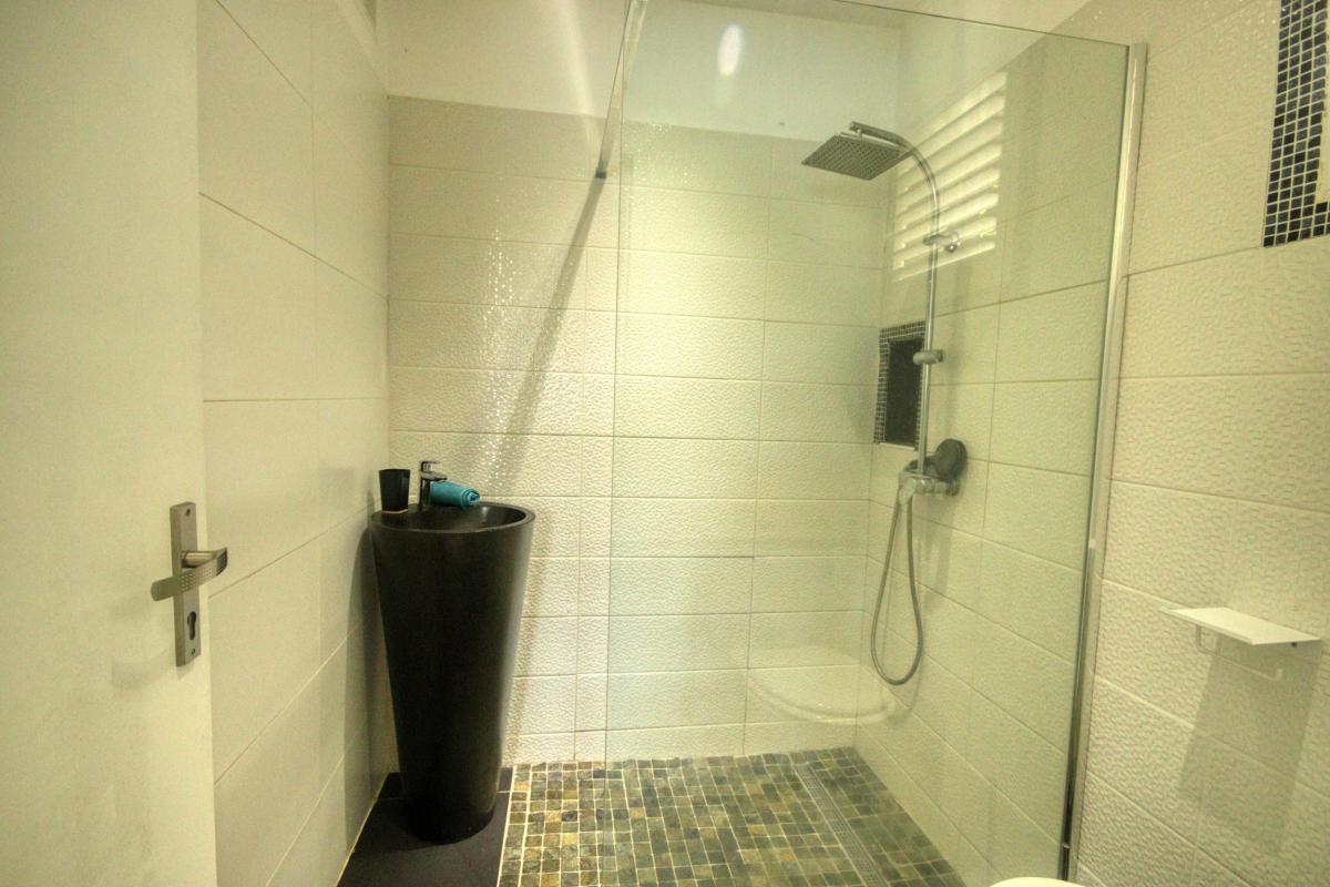 16-Location-villa-Martinique_Chambre-1-salle-d'eau-3