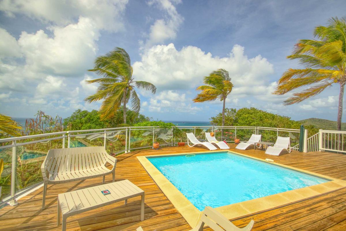 2-Villa-splendide-vue-mer-tartane-trinité-extérieur-piscine-transats-et-salon