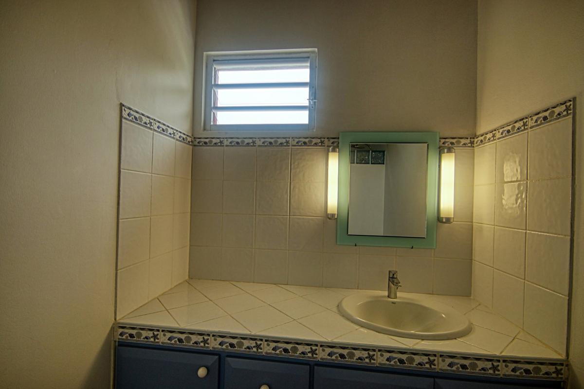 28-Location-villa-Martinique_-Case-Pilote_-Chambre-3-salle-d'eau-3
