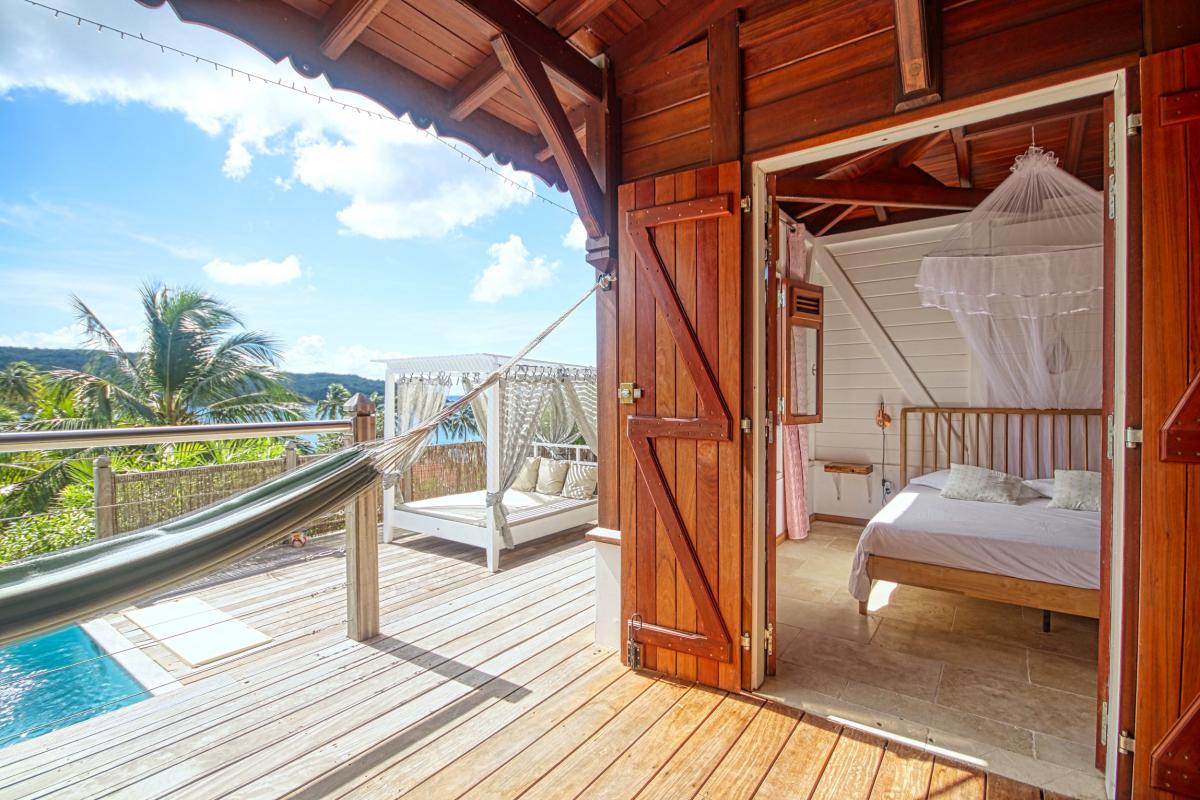 21-Location-villa-Martinique_Anses-d'Arlet_-chambre-1-hamac-et-bed-extérieurs