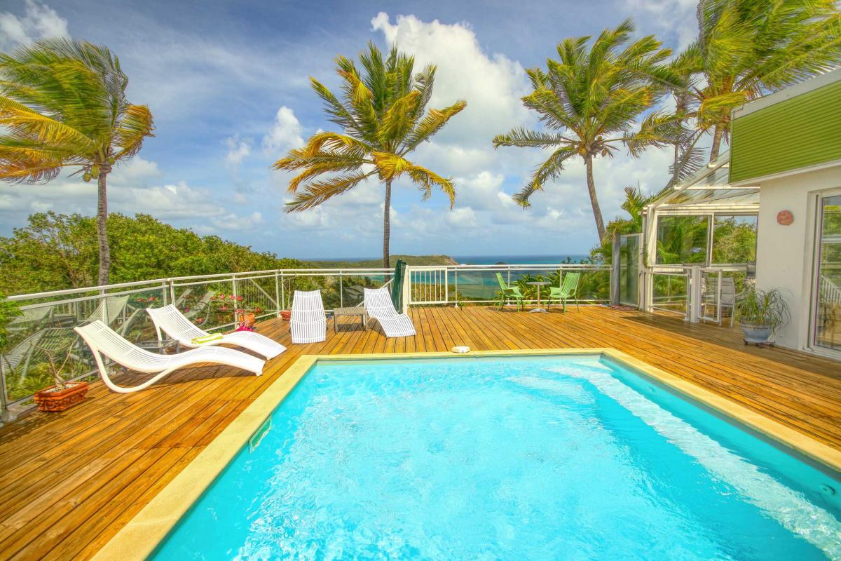 33-Villa-splendide-vue-mer-tartane-trinité-extérieur-piscine-transats-et-palmiers