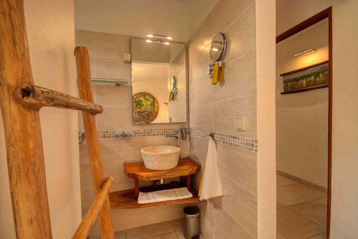 27-Villa-splendide-vue-mer-tartane-trinité-chambre-2-et-salle-d'eau-miroir