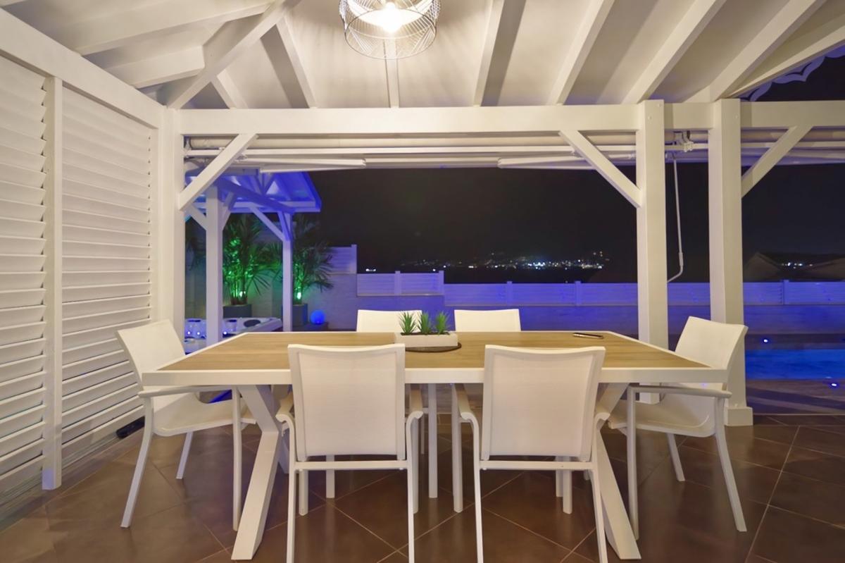 espace-repas-exterieur-grande-table