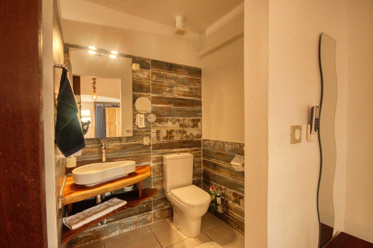 31-Villa-splendide-vue-mer-tartane-trinité-chambre-3-et-salle-d'eau-miroir