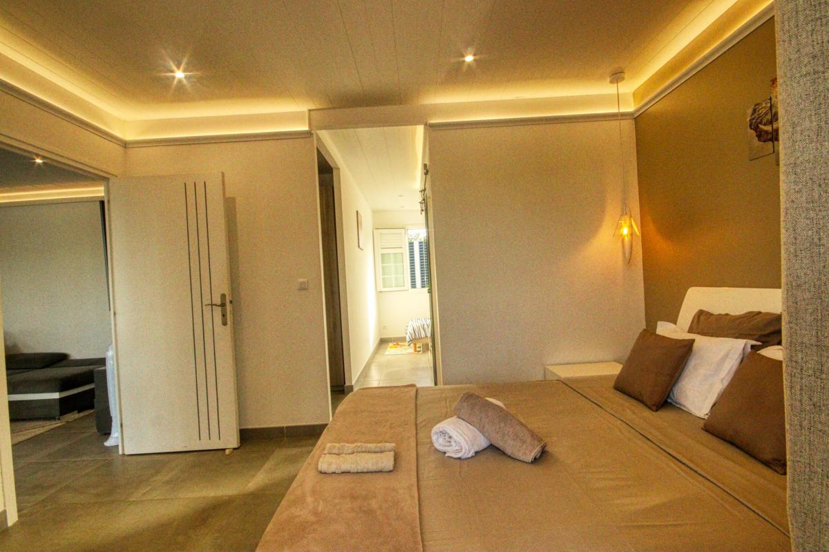 21Location-villa-piscine-4-chambres-sainte-luce_chambre-principale-et-annexe