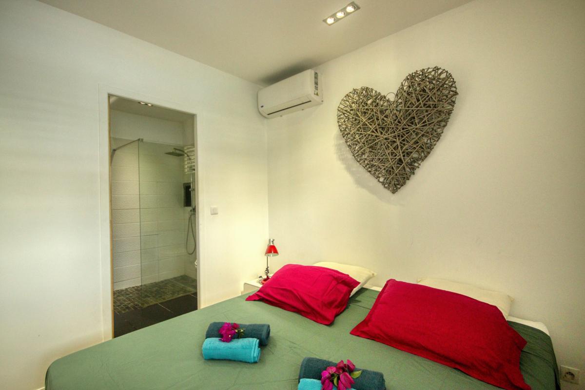 14-Location-villa-Martinique_Chambre-1-salle-d'eau