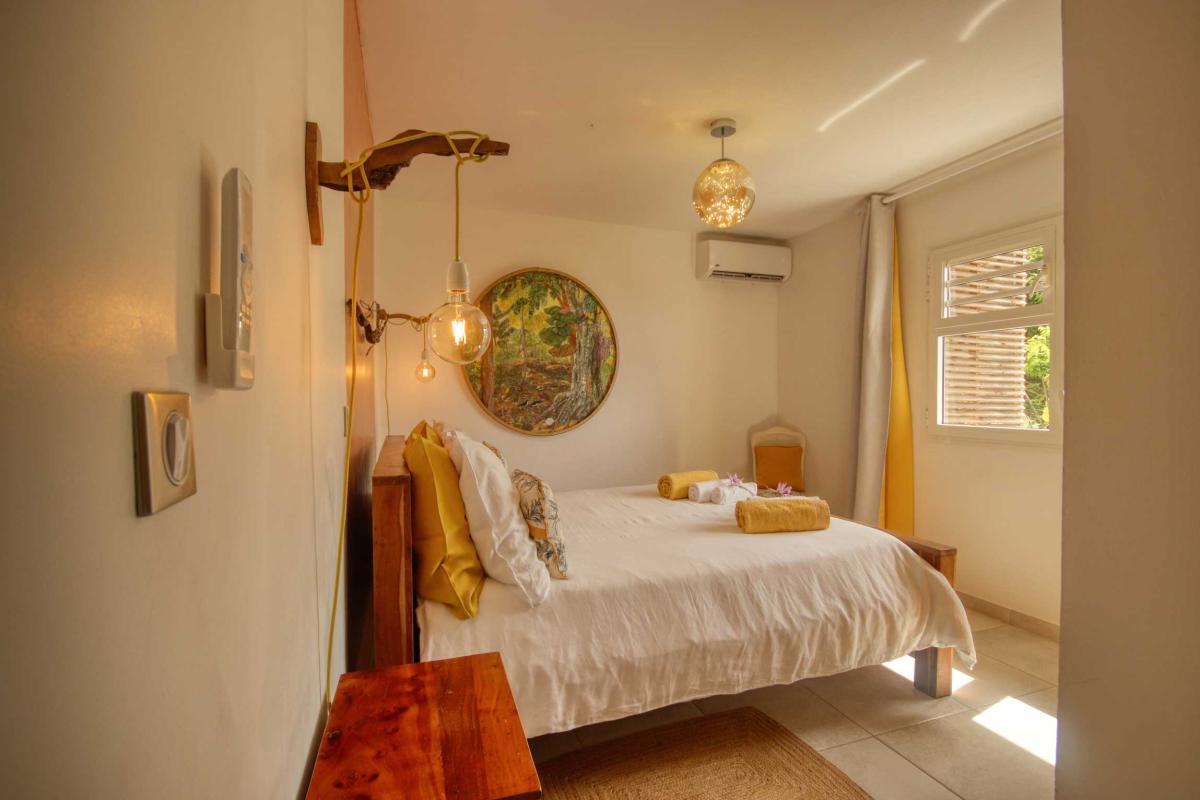 25-Villa-splendide-vue-mer-tartane-trinité-chambre-2-et-salle-d'eau-lit