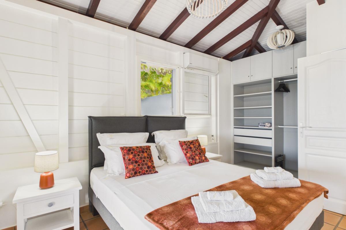 chambre-1-clim-lit-queen-size-salle-eau