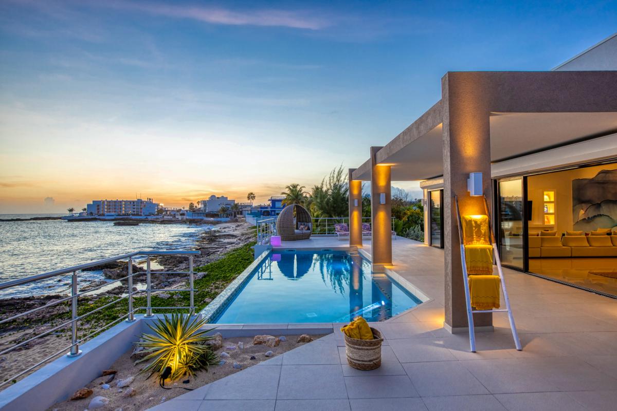 Location villa Alma 4 chambres 8 personnes avec piscine les pieds dans l'eau Beacon Hill Saint Martin