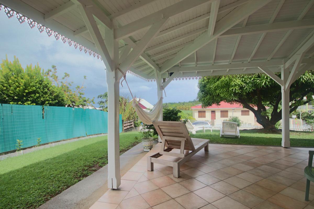 4-Location-villa-martinique_Terrasse-espace-détente-et-hamac