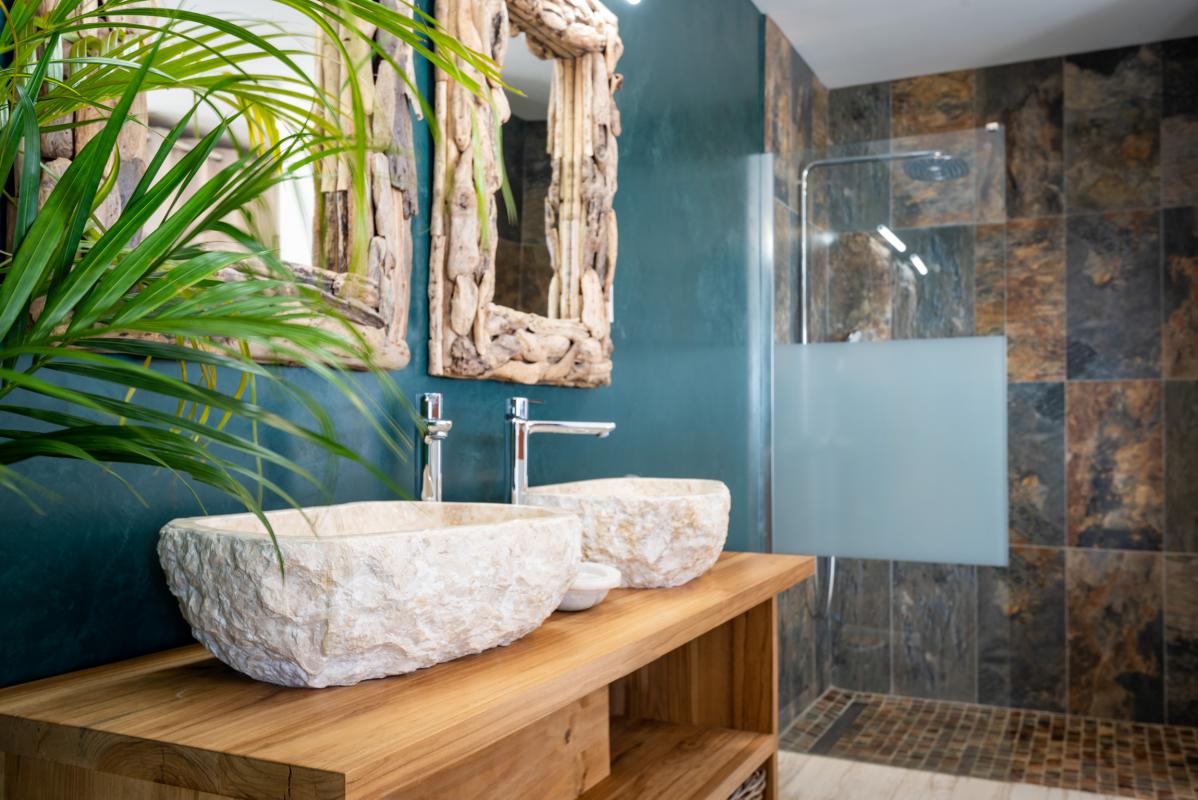5-Location-martinique--Suite-D_salle-d'eau-lavabo