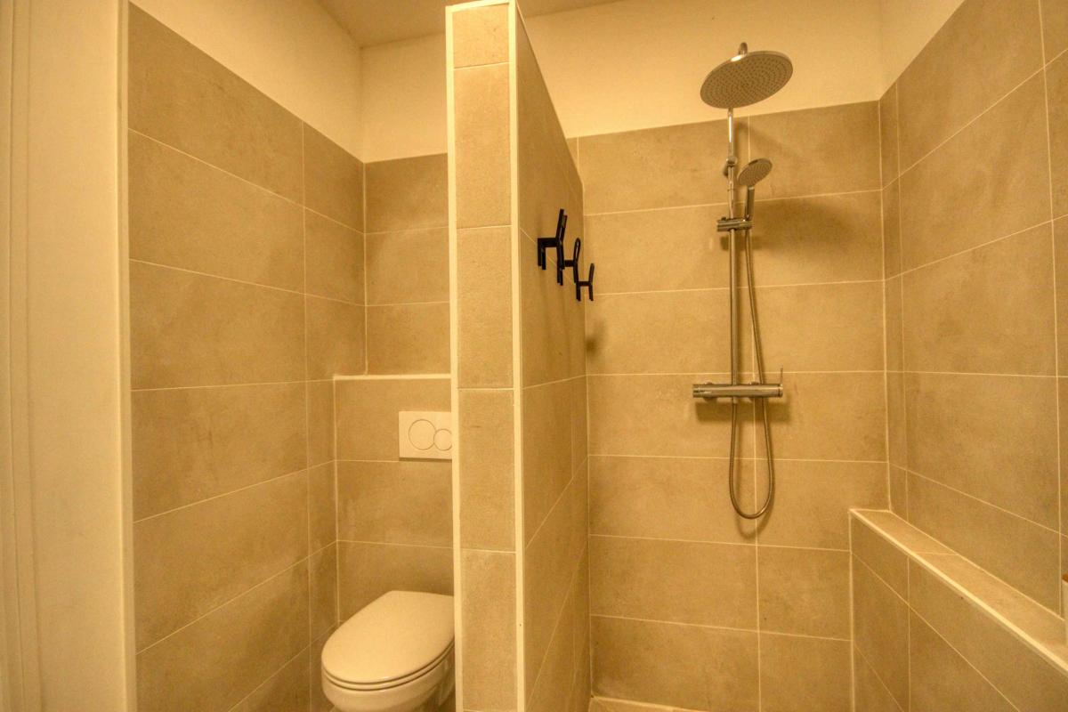 12-Location-villa-le-robert-martinique-_dépendance-salle-d-eau-2