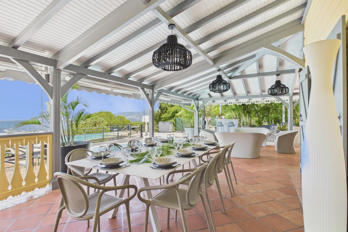 grande-terrasse-couverte-espace-repas-3