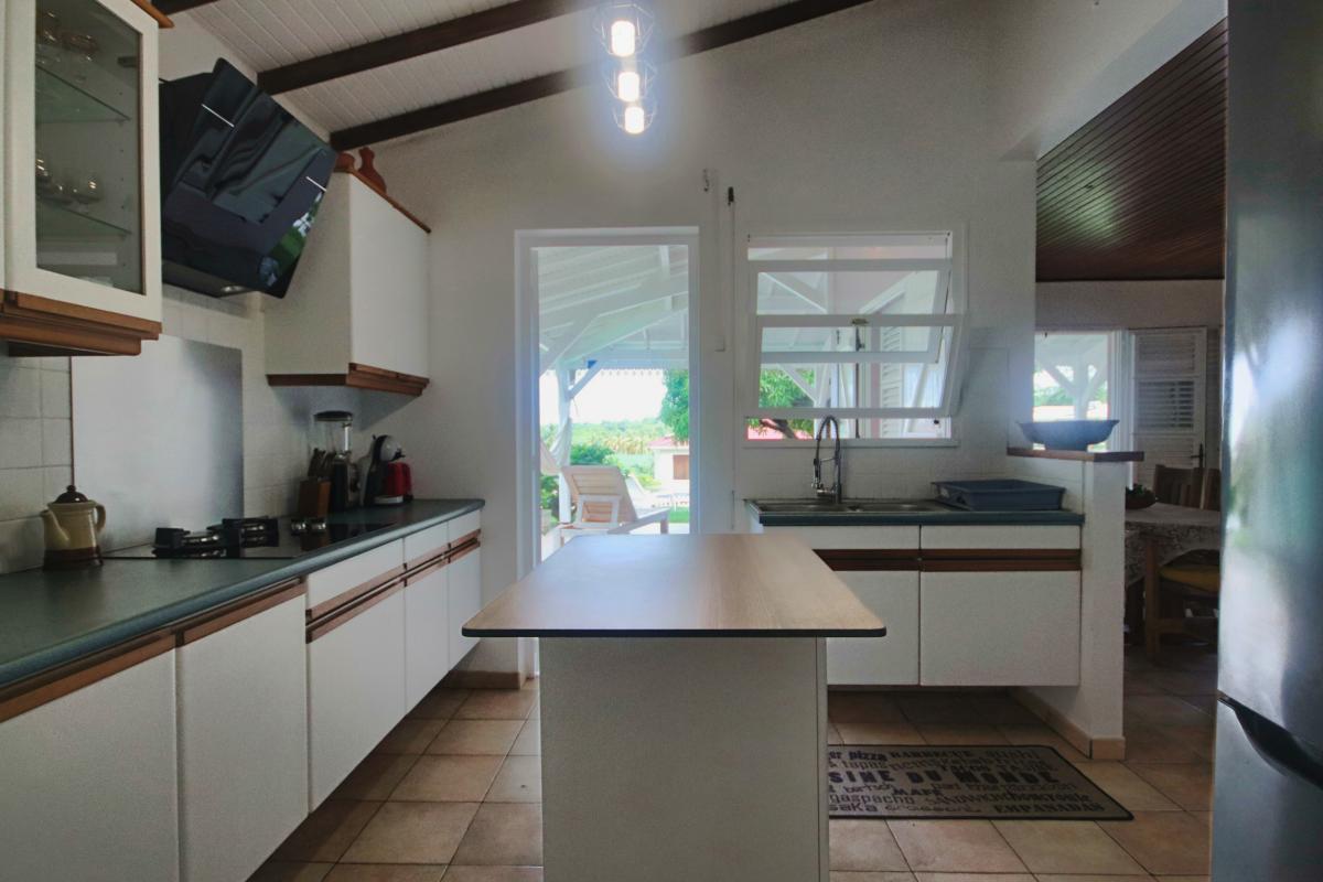 15-Location-villa-martinique_Cuisine-et-exterieur