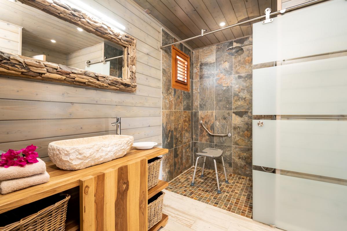 8-Location-martinique--Lodge-C_salle-de-douche