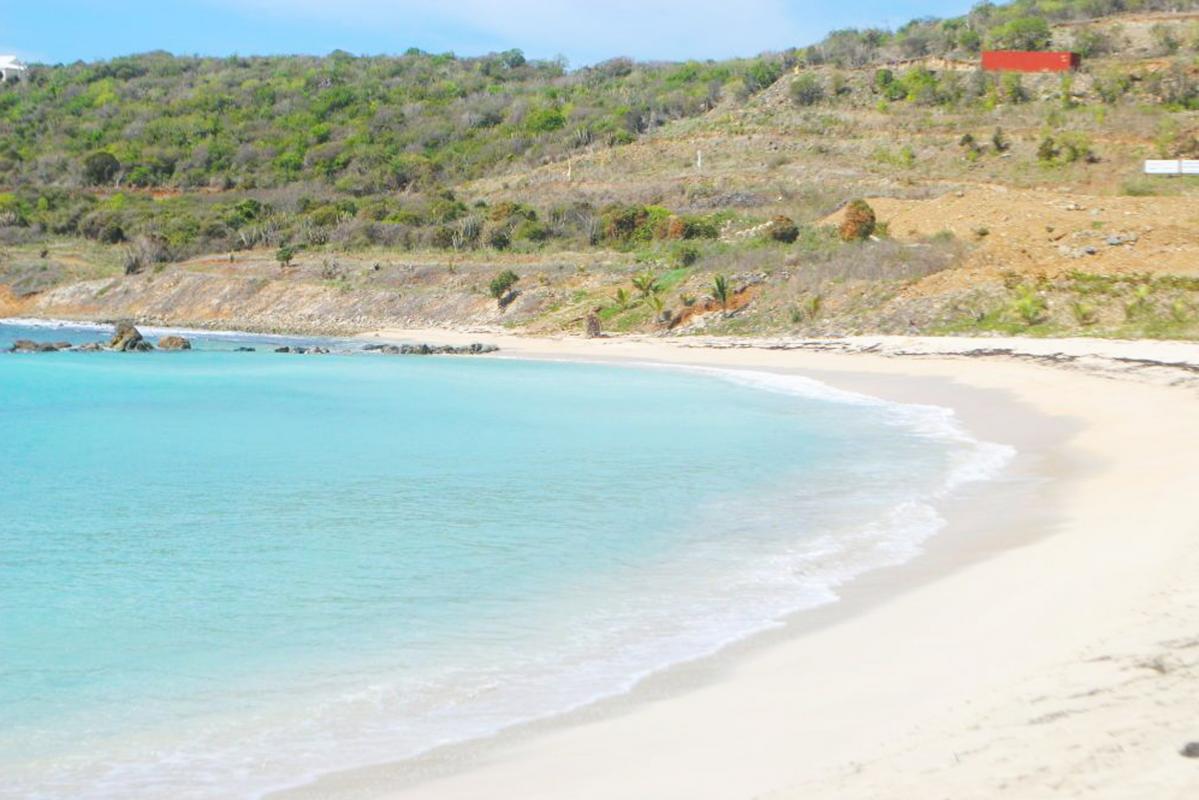 Cay Bay beach lagoon